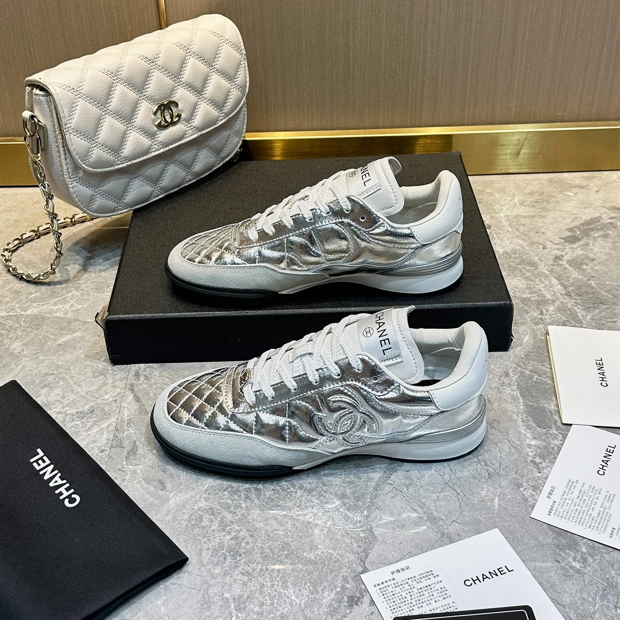 👟👟Ex-factory price 560👟👟 Chanel Chanel - 2024 counter top casual sports shoes This classic design; the upper is electro-embroidered with a variety of techniques; the outsole is fashionable and sporty; it is unusual to incorporate a variety of color matching elements... The diversified mix and match is very beautiful and versatile, casual, fashionable, sports and outdoor can be taken into account... ꫛꫀꪝ Go➫ Material: ❶Upper is made of: Original imported mixed-breed sheep ❷Inside made of: original imported breathable sheepskin ❸Outsole based on: original TPU outsole Full set of boutique packaging for women 35–41
